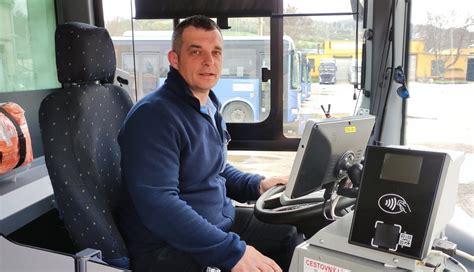 Šofér odovzdávajúci jedlo seniorovi