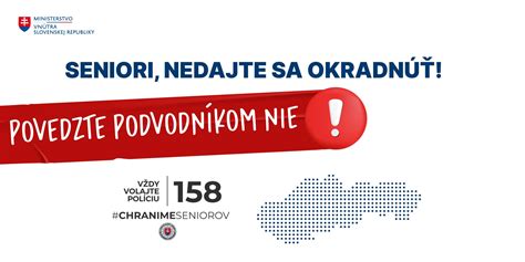 Senior čítajúci informačný leták