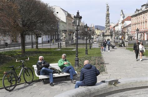 Ľudia diskutujúci o rozpočte mesta