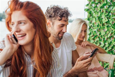 Starší pár telefonujúci na mobilnom telefóne s logom Orange