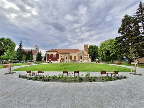 Park s riečkou a chodníčkami v areáli CSS