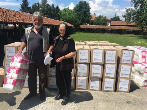 Fotografia: Dobrovoľníci pri balení potravinových balíkov