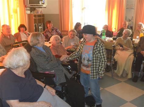 Seniori zapojení do aktivizačných terapií v Ohel David