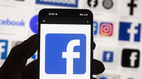 Človek držiaci telefón s logom Facebooku na obrazovke