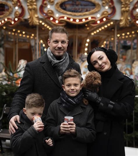 Starší pár usmieva sa a užíva si spoločný čas