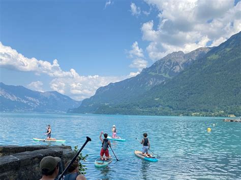 Senior na paddleboarde na jazere
