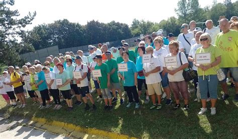 Fotografia seniorov pri hode granátom na cieľ