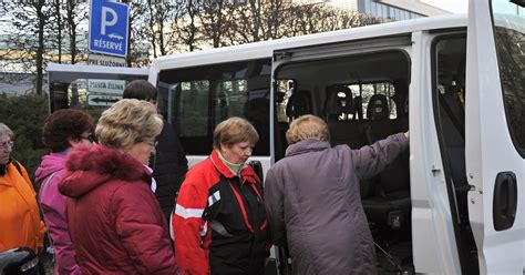 Zamestnanci sociálneho taxíka pomáhajú seniorovi