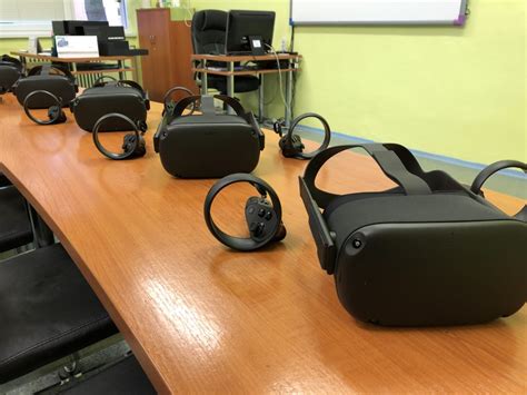 Senior s okuliarmi virtuálnej reality