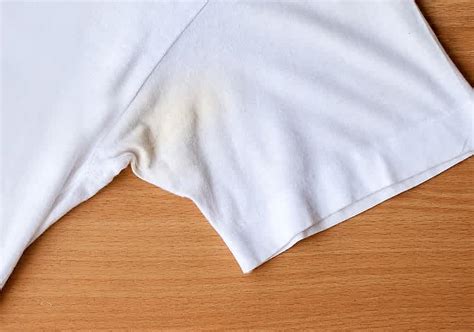 Ilustrácia vzniku škvŕn od potu na tričku