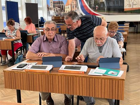 Senior pracuje s tabletom