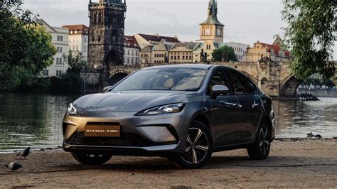 Infografika: Porovnanie výšky dotácií na elektromobily a plug-in hybridy v rokoch 2016 a 2019