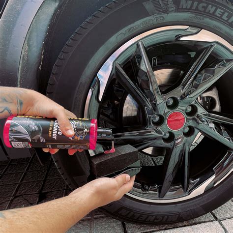 Auto ošetrené voskom, s lesklým povrchom odrážajúcim slnko