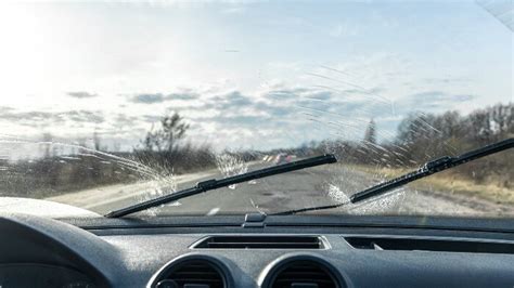 Interiér auta s reflexnou clonou na čelnom skle