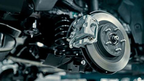 Mechanik kontroluje brzdový systém auta