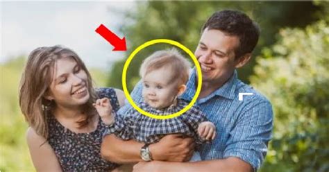 Rodina objímajúca dieťa po adopcii