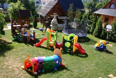 Ilustrácia rodiny so športujúcimi deťmi