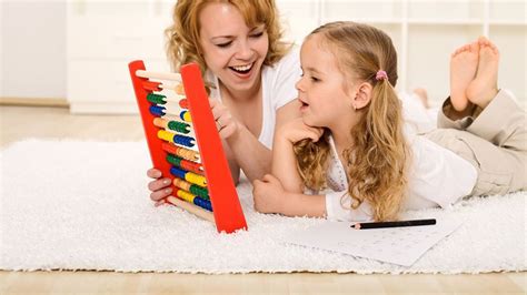 Ilustračná fotografia rodiny pri vypĺňaní formulárov