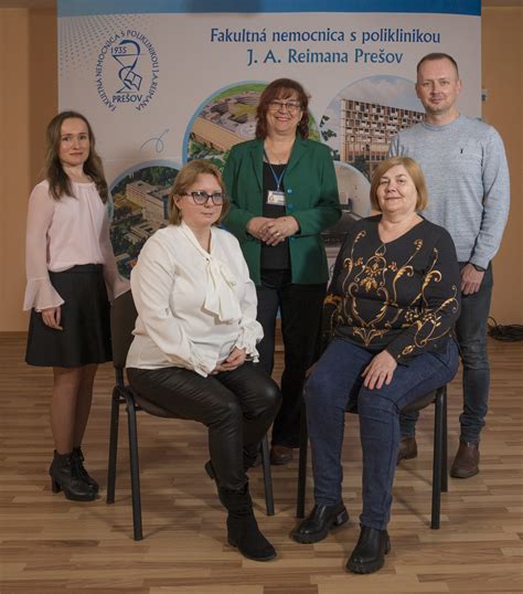 Sociálni pracovníci v teréne pomáhajúci rodinám