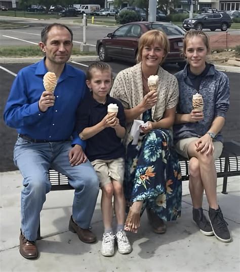 Rodina si vychutnáva domácu zmrzlinu