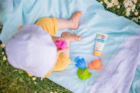 Dieťa s ochranou pred slnkom na pláži