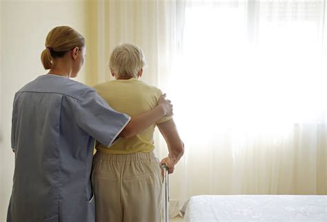 senior komunikujúci s vnúčaťom sociálny kontakt