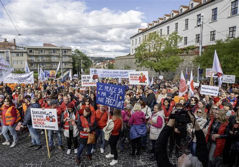 Protestujúce ženy pred parlamentom