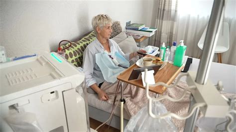 Pacient počas dialýzy s podporou rodiny