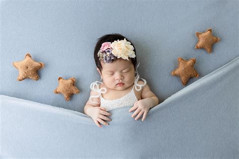 Fotografia staršej ženy učiacej dieťa ručným prácam