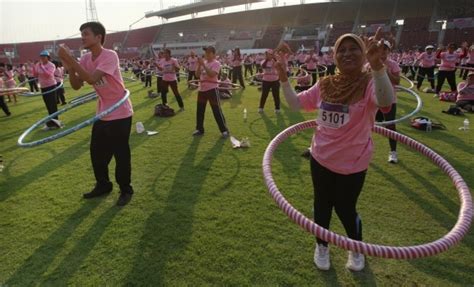 Fotografia žien z ÚŽS pri cvičení s hula hop kruhmi