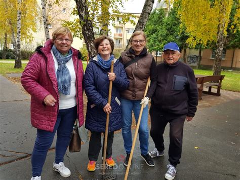 Seniori hrajúci vybíjanú na ulici