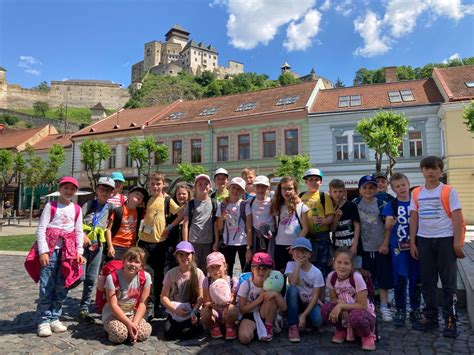 Rodičia s deťmi na školskom výlete v zahraničí