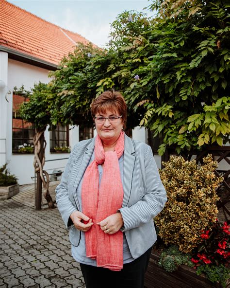 Zamestnanci zariadenia pre seniorov v ochranných odevoch