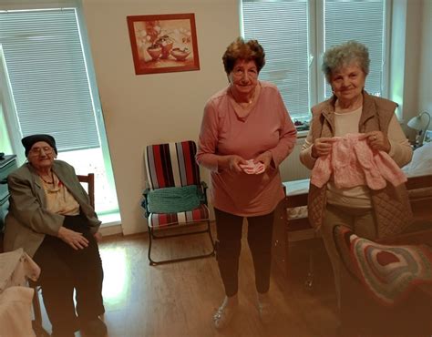 Rodina navštevuje seniora v zariadení