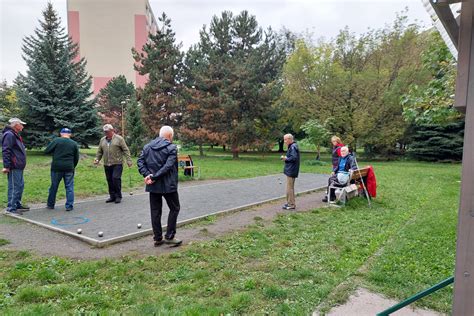Seniori hrajúci petang v Rezorte Partizán