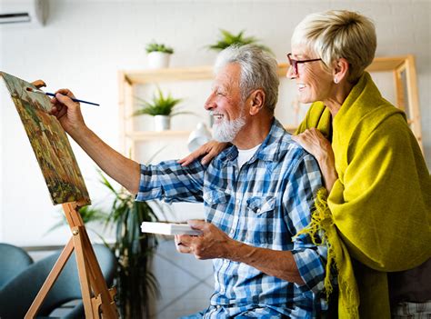 Seniori venujúci sa maľovaniu a umeleckým technikám