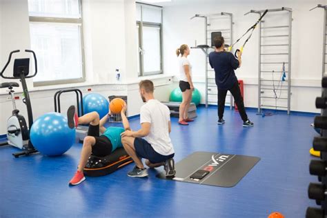 Skupina seniorov cvičiacich pilates