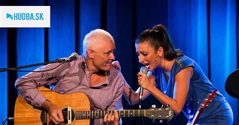 Speváčka Andrea Zimányiová a gitarista Juraj Burian na pódiu