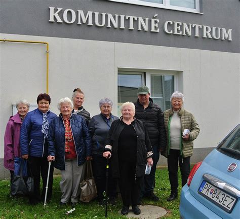 Seniori pri aktivitách v dennom stacionári