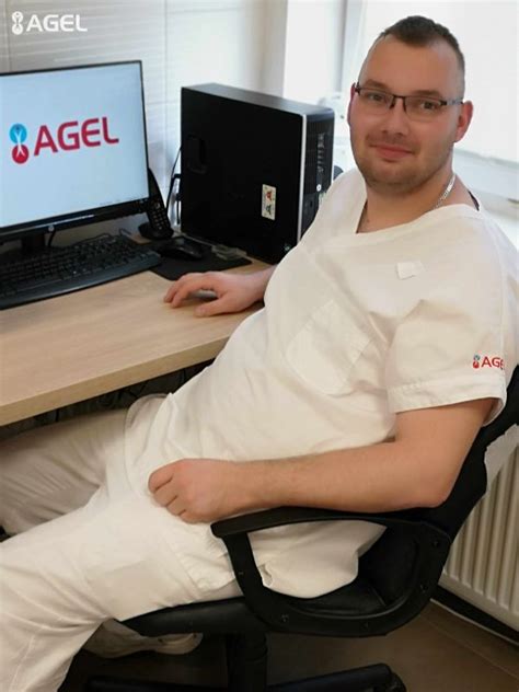 Zdravotnícky asistent pri práci s pacientom