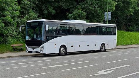 Autobus na ceste s označením 