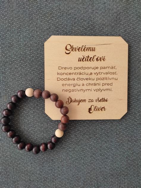 Senior s náramkom a siluetou dispečingu v pozadí