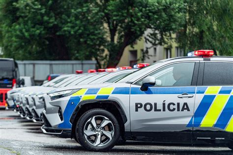 Policajti na spoločenskom podujatí