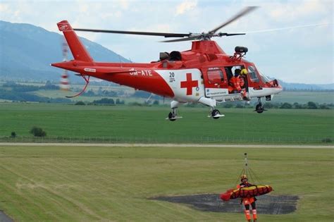 Ilustrácia zdravotníckeho záchranára v akcii