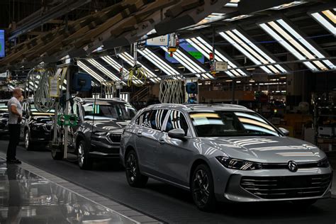 Výrobná linka v automobilke Volkswagen Slovakia