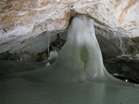 Vchod do Dobšinskej ľadovej jaskyne
