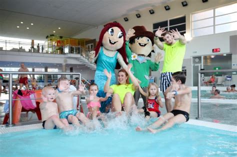 Rodiny s deťmi pri zábave v aquaparku Funny Park