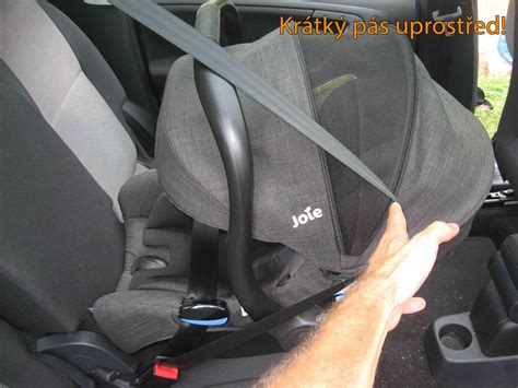 Modré auto s invalidným vozíkom na zadnom sedadle