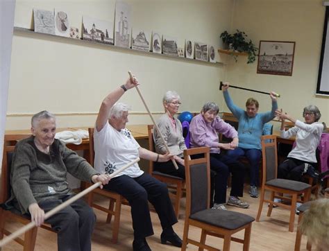 Seniori na spoločnej aktivite v dennom centre