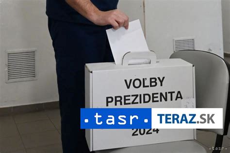 Volič vhadzuje obálku do volebnej urny